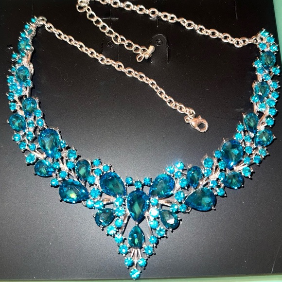 Elegant Blue Teal Crystal Necklace and Dangling Earring Set costume jewelry - Picture 2 of 7
